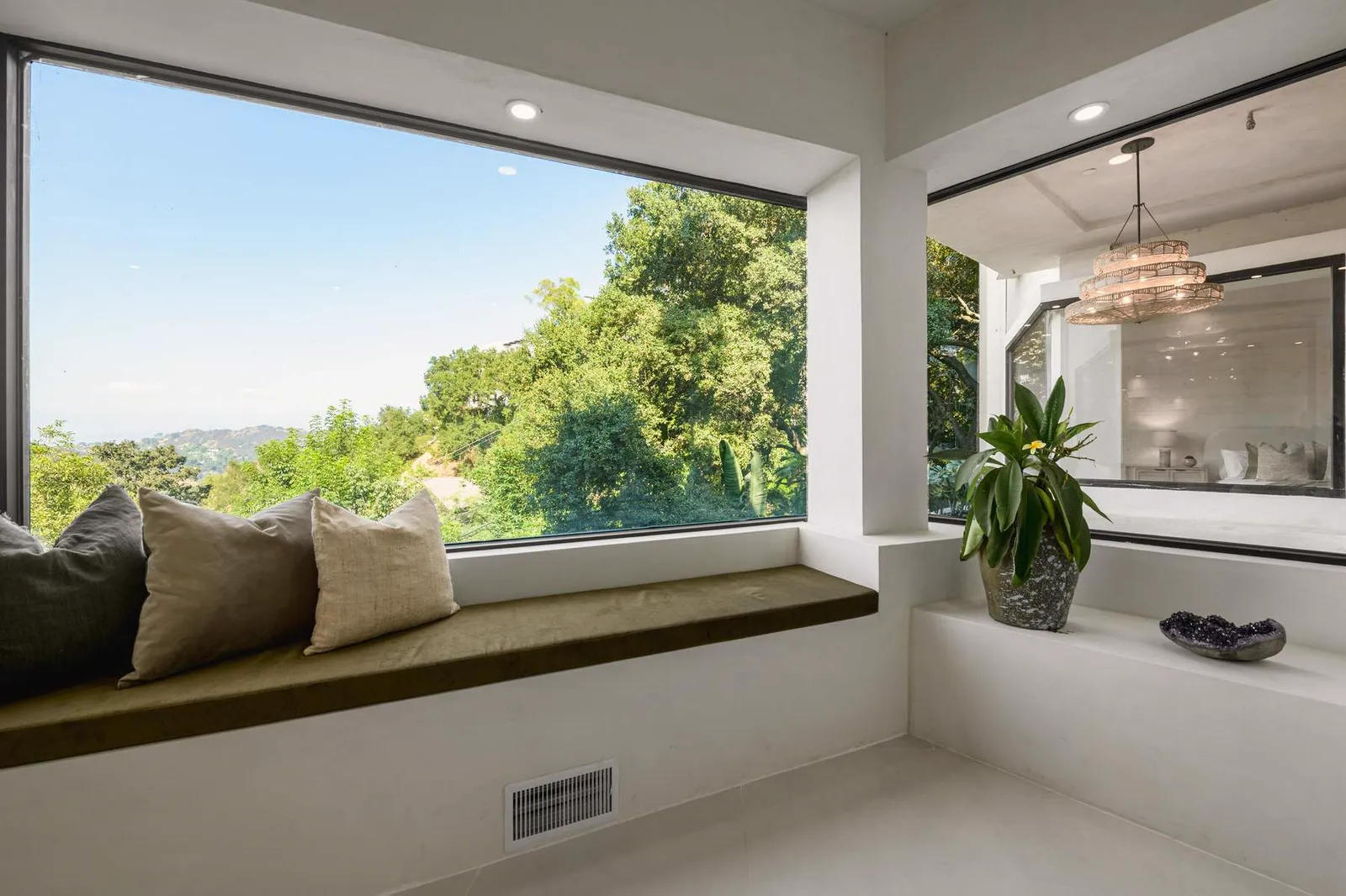 Window seat with cushions and a wide view over the hills